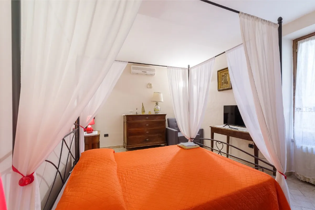 Arcobaleno 1 matrimoniale baldacchino affittacamere a foligno